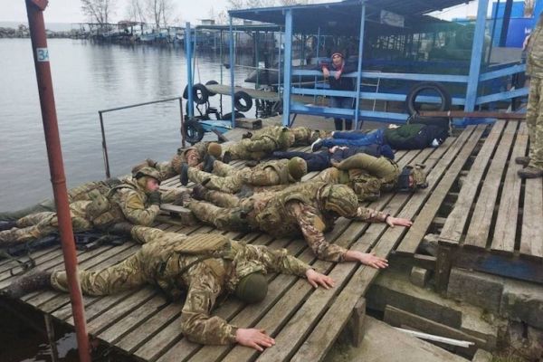 Фото:  «Живі та мертві»