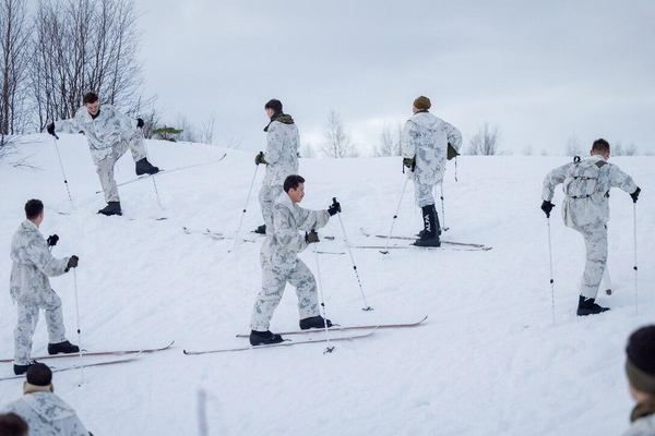 американські військові на навчаннях в Норвегії вчаться ходити на лижах