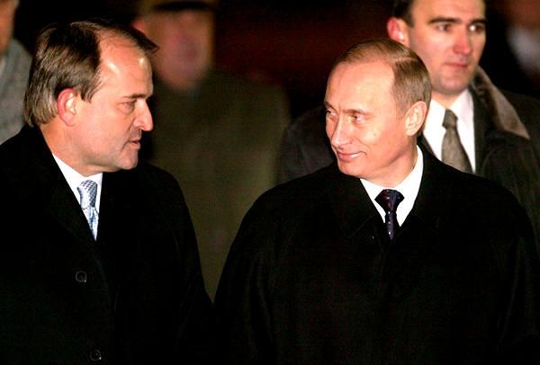Фото:   Кум Путин не спасает Виктора Медведчука от судов