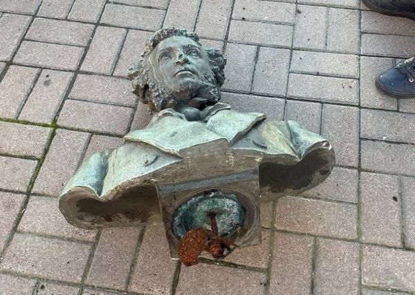 Фото:  Проти людей, які знесли пам’ятник Пушкіну у центрі Києва, порушили справу