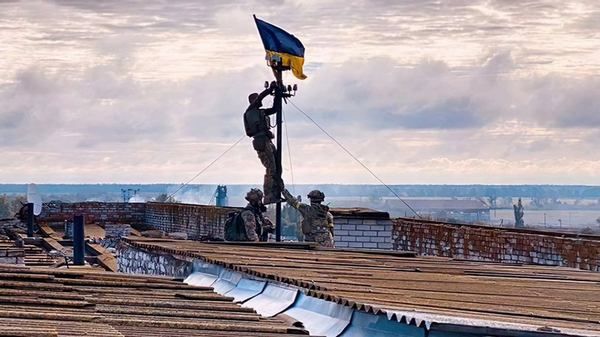 і військові піднімають прапор над звільненим від російської окупації Високопілля