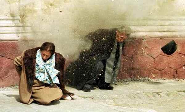 На фото: казнь четы Чаушеску, Румыния, 25 декабря 1989 года 
