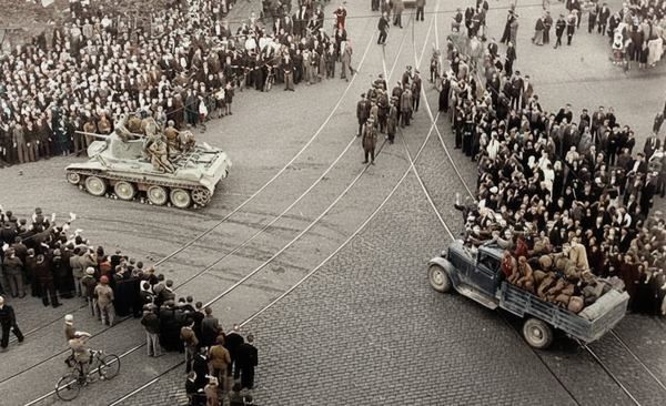 Радянський танк і вантажівка з солдатами в центрі Риги, 1940 рік. Фото: Wiki