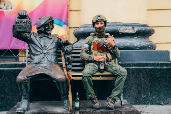 Фото:  Ростов-на-Дону - 24 червня 2023 р. Військовий сидить на лавці поруч зі ск