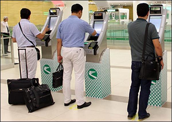 Фото:  Мужчины у стоек регистрации в аэропорту Ашхабада. Фото с сайта Migration.