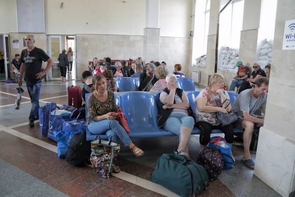 Люди чекають евакуаційного потяга на залізничному вокзалі в Херсоні, 6 червня 20