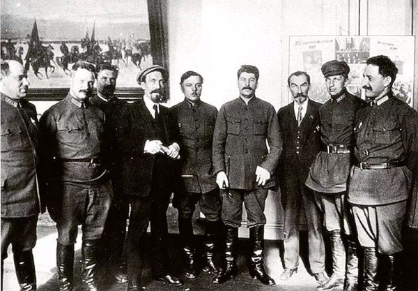Фото:  XIV партконференция, апрель 1925 г. Справа от Сталина — Николай Скрипник