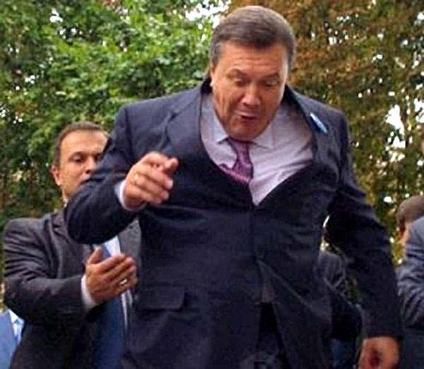 Фото:  Януковича со всех сторон обложили красными флажками
