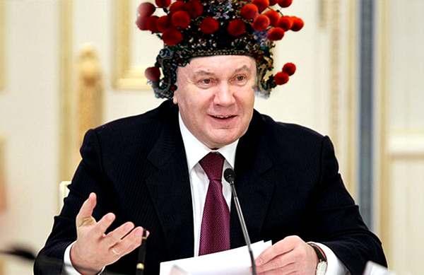 Фото:   Янукович хочет стать монархом?