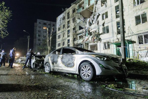 Фото  Пожежник працює на місці російського авіаудару у Харкові, 2 жовтня 2024 ро