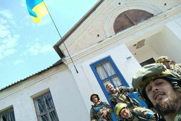   Украинские военные в освобожденном населенном пункте под Харьковом. Фото из ка