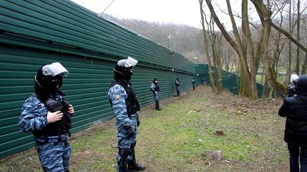 Фото дня: «Беркуту» нашли достойную работу - охранять забор Януковича